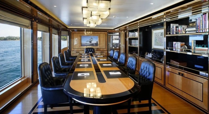 Sala de ședințe de pe iahtul lui Usmanov | Foto: Superyachtfan