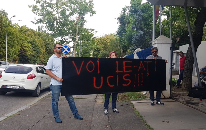 Mașinile Gabrielei Firea și a lui Eugen Teodorovici, blocate de protestatari la ieșirea din sediul PSD. „Puneți-vă în locul părinților. Dormiți bine?”