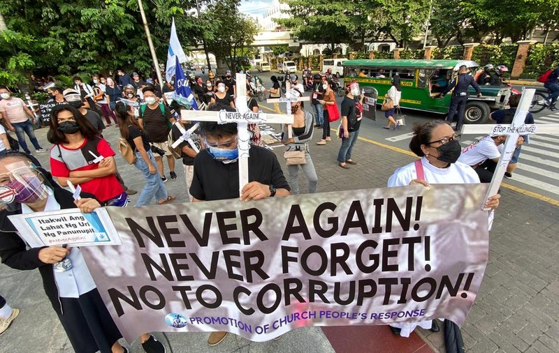 Filipinezii cumpără cărți despre dictatorul Ferdinand E. Marcos de teamă ca istoria lor să nu fie rescrisă de fiul său, venit la putere