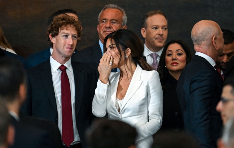 Cine e femeia în decolteul căreia s-a uitat Mark Zuckerberg la învestirea lui Donald Trump. Val de ironii pe internet după momentul viral
