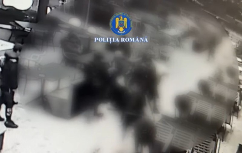 Bătaie într-un mall din Pitești: 11 tineri au fost arestați, după ce și-au împărțit pumni şi picioare şi au distrus mobilier