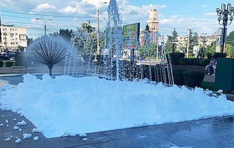 Fântâni arteziene pline de spumă la Ploieşti, după ce mai multe persoane au turnat detergent în apă