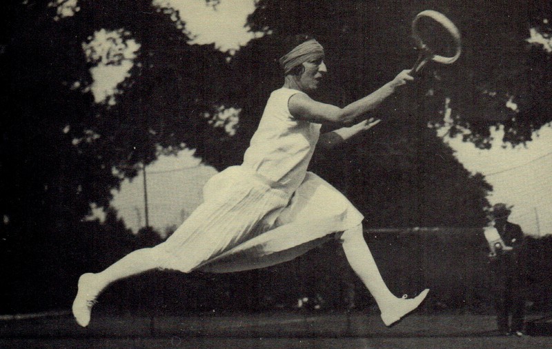 Suzanne Lenglen, tenismena care acum un secol a pus stăpânire pe Wimbledon, 5 ani la rând. Purta fuste mai scurte, bea coniac între seturi şi servea ca bărbaţii!