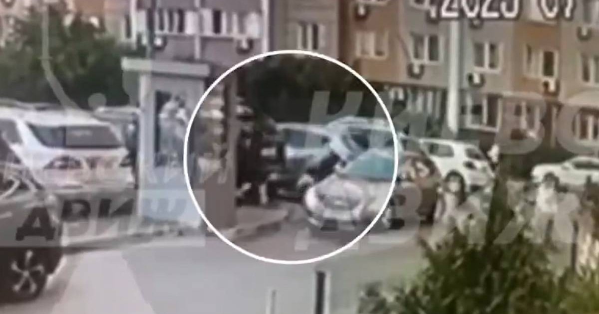 Imagine cu bărbatul care îndreaptă arma în direcția colonelului SBU. Se află între mașini