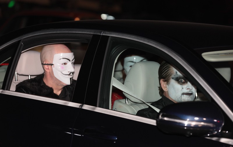 Cum s-au costumat invitații de la petrecerea miliardarilor de Halloween de la Castelul Bran. Cine a jucat rolul contelui Dracula