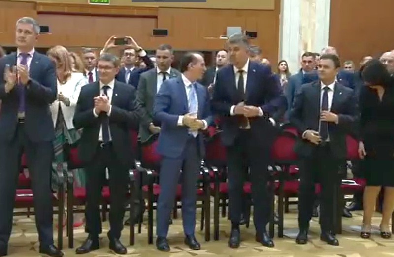 Rivali în politica românească, Florin Cîțu (fost președinte PNL) și Marcel Ciolacu (liderul PSD) au stat unul lângă altul, pe scaune