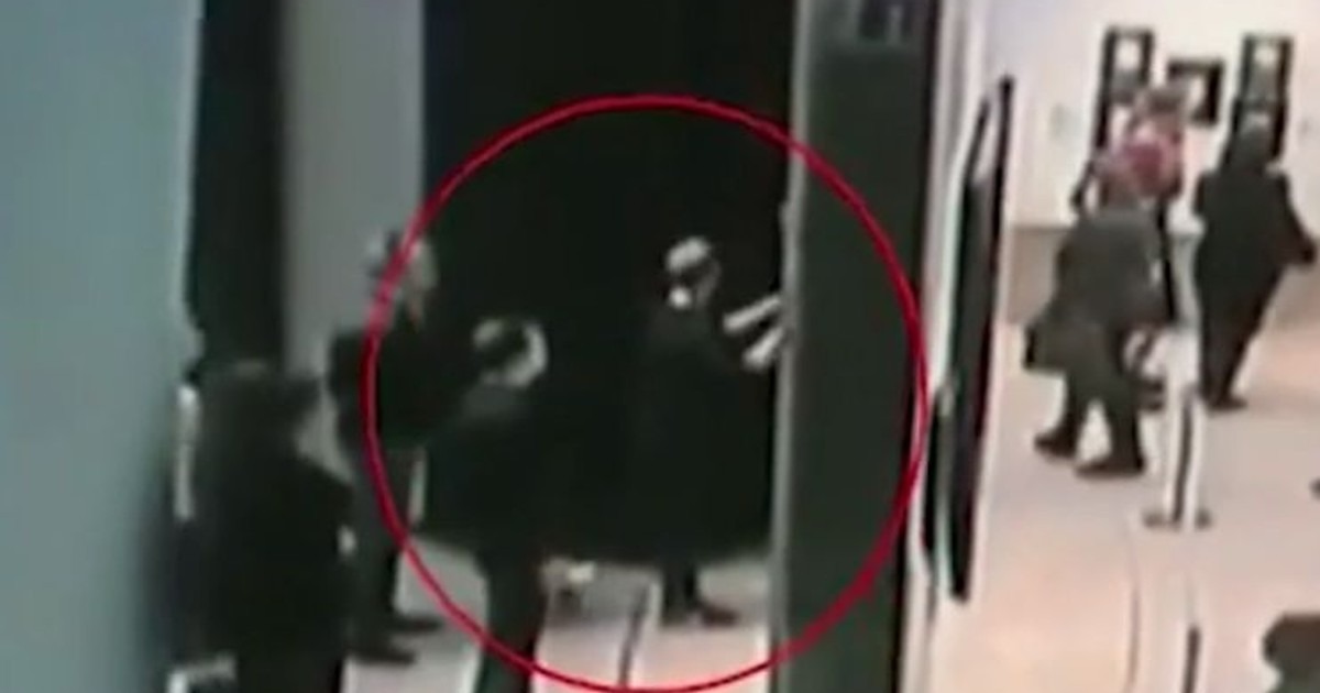 Momentul în care un hoț fură un tablou dintr-o galerie de artă din Rusia sub privirile uimite ale turiștilor