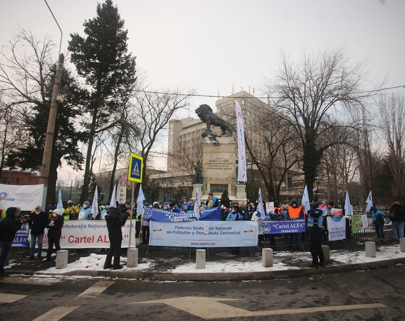 Protest în fața Palatului Cotroceni, pentru salarii și pensii mai mari