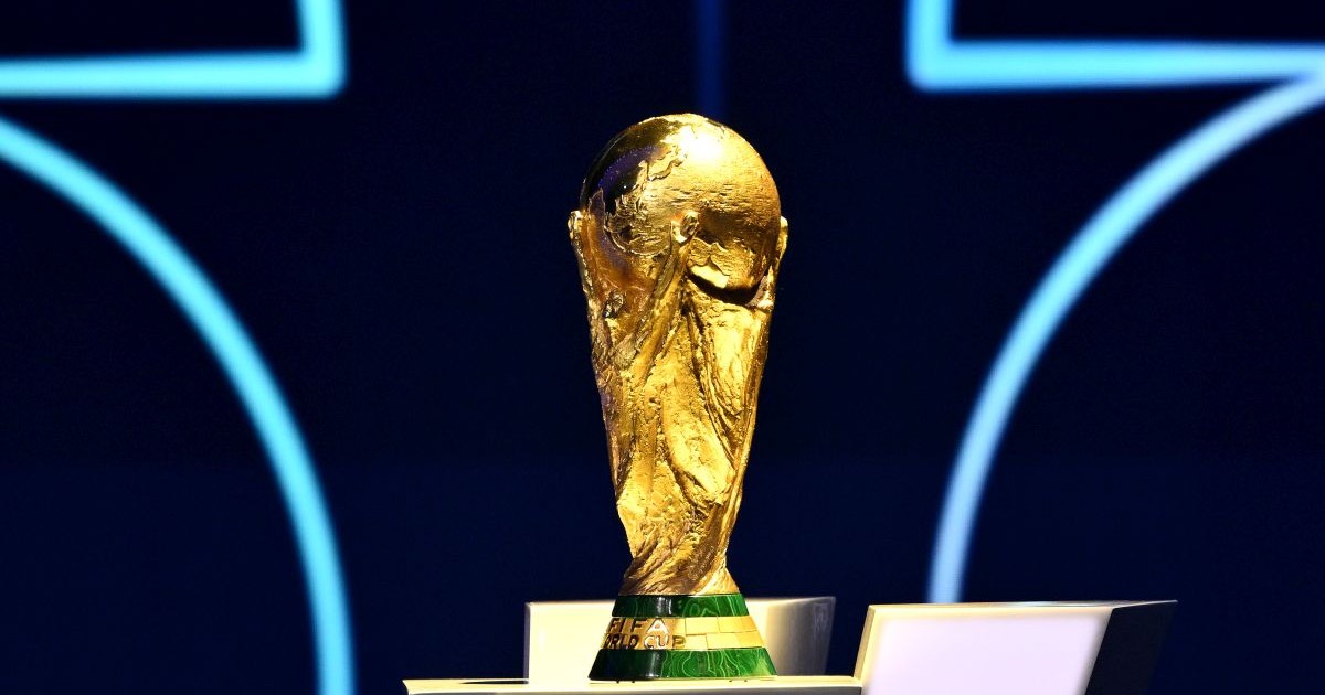 Trofeul Cupei Mondiale FIFA este expus în timpul tragerii la sorți oficiale a Cupei Mondiale FIFA 2026 la Centrul John F. Kennedy pentru Artele Spectacolului pe 5 decembrie 2025 la Washington, DC