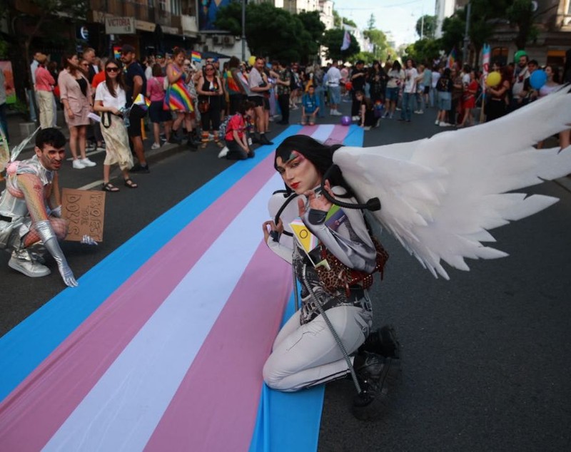 Marșul Bucharest Pride 2026: zeci de mii de oameni cer drepturi egale pentru comunitatea LGBT+ și parteneriat civil pe Calea Victoriei