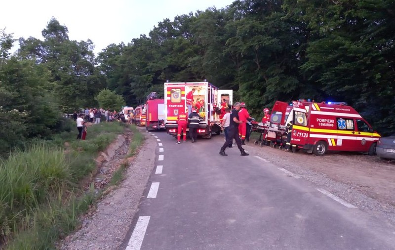 Accident rutier cu opt victime: o mașină condusă de un minor s-a răsturnat pe un drum forestier din Bistrița-Năsaud. Șoferul a murit