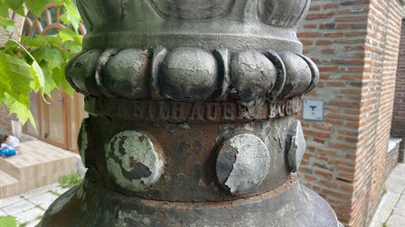 Detaliu pe unul dintre stâlpii din curtea Patriarhiei