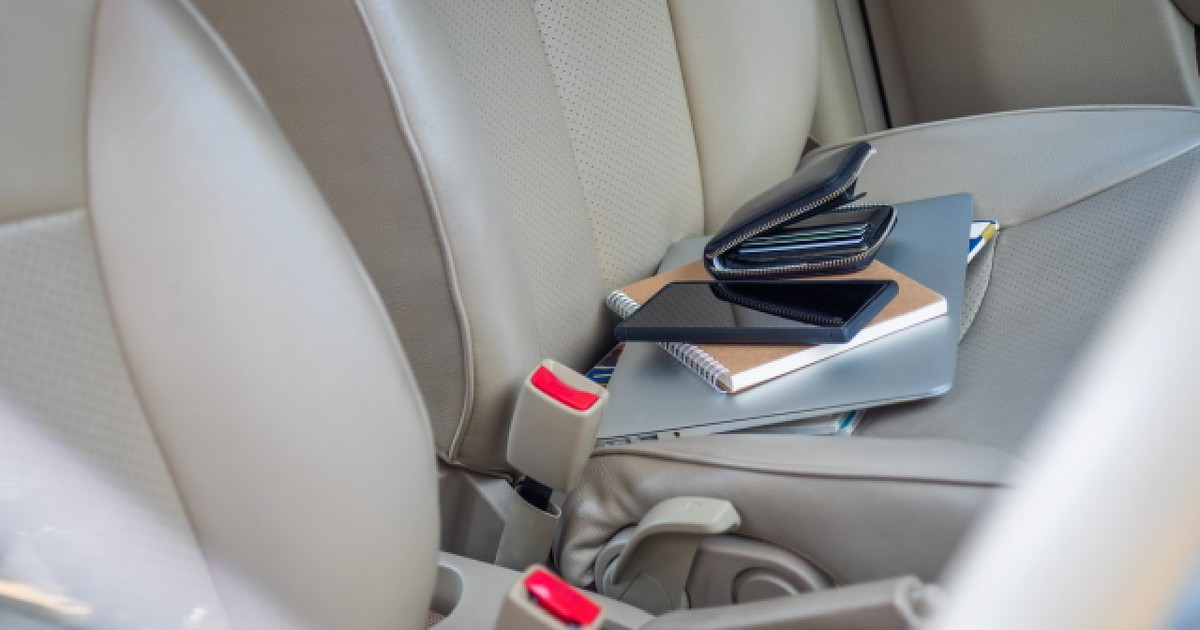 Perspectiva din exteriorul mașinii asupra obiectelor de valoare, cum ar fi portofelul, poșeta, laptopul sau computerul notebook, cardul de credit și telefonul mobil.