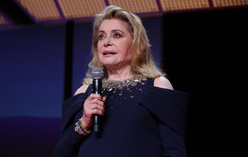 Cum a apărut Catherine Deneuve pe covorul roșu de la Cannes 2026. La 82 de ani a atras toate privirile