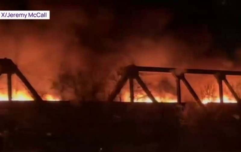 Un tren a luat foc în mers în Canada. Imagini cu vagoanele care ard ca o torță VIDEO