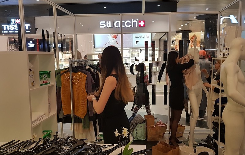 S-a deschis Empty Shop din mall Promenada, magazinul unde poți lăsa haine purtate. Ce se întâmplă apoi cu ele