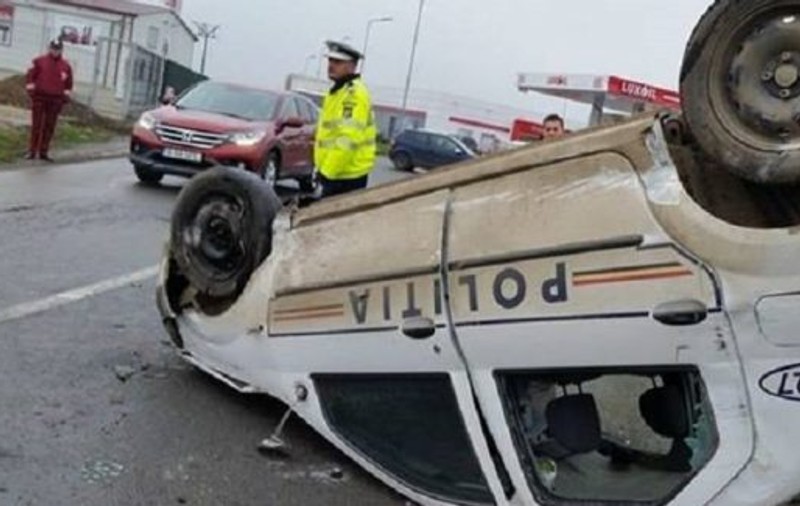 Accident în Argeș. Mașina poliției s-a răsturnat. Un membru al echipajului a fost rănit