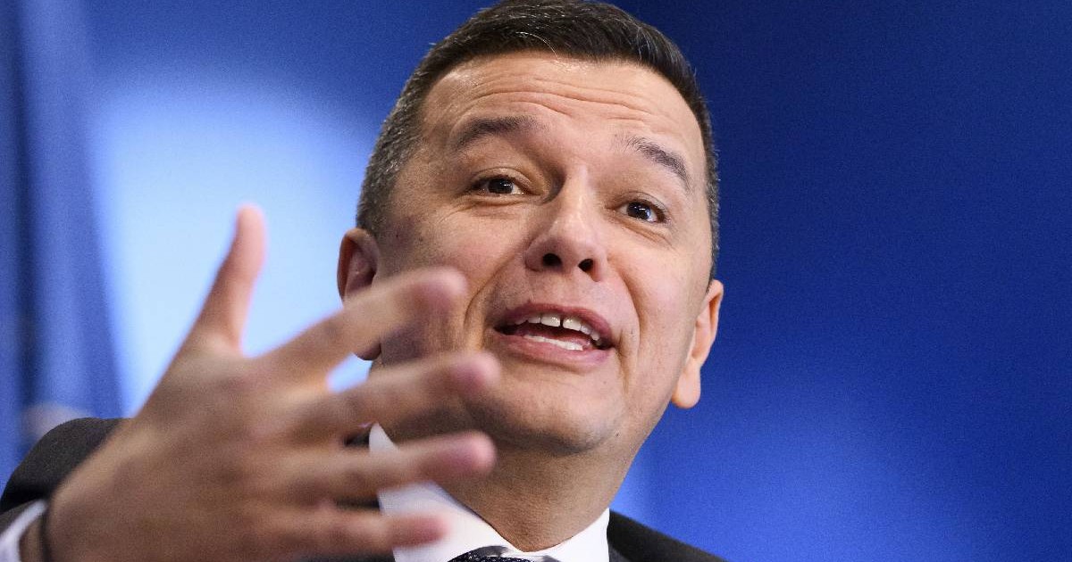 Sorin Grindeanu explică ceva în timp ce gesticulează cu mâna