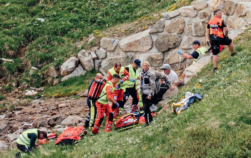 Ciclistul Gino Mader a murit, la 26 de ani, după ce a căzut într-o prăpastie, la 100 km/ h, pe o coborâre din Turul Elveției