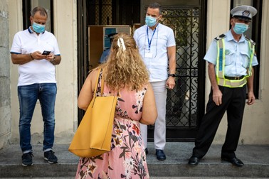 În fața Primăriei Municipiului București