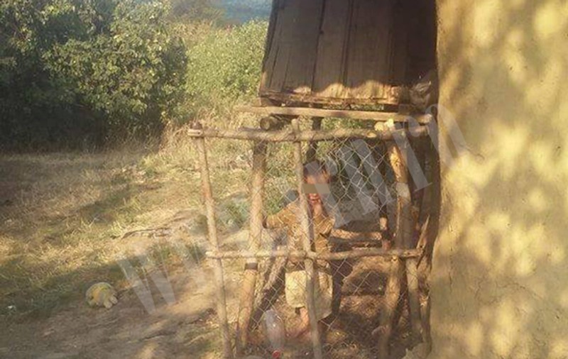 Copil de nici doi ani, ținut în țarc, precum animalele