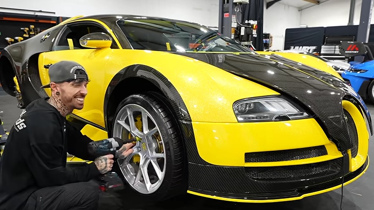 Un Bugatti de 600000 de euro a fost reparat cu doar 46 de euro de un YouTuber. Sursă foto: captură video Youtube.