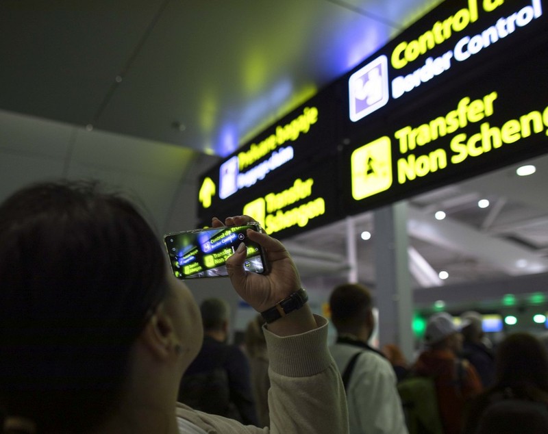 România a intrat în Spațiul Schengen aerian și maritim. Momentul în care primele persoane trec fără controlul pașapoartelor pe Aeroportul Otopeni. „Extinderea terestră va fi politică”