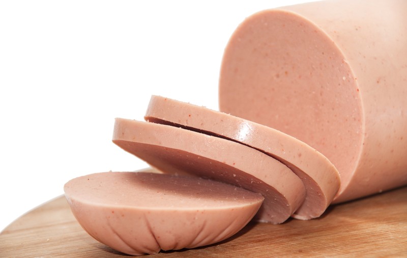 Ce conține parizerul de porc. Peste 55% din doza zilnică de sare în doar 100g de produs