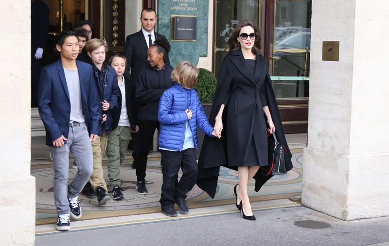 Angelina Jolie și Brad Pitt sunt aproape de semnarea unui acord de divorț. Își negociază custodia celor șase copii și averea