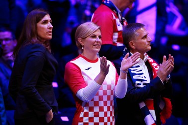epa07185450 Croatian President Kolinda Grabar-Kitarovic (C) reacts during the Davis Cup Final between France and Croatia at the Pierre Mauroy Stadium in Villeneuve-d'Ascq, near Lille, France, 23 November 2018. EPA-EFE/YOAN VALAT