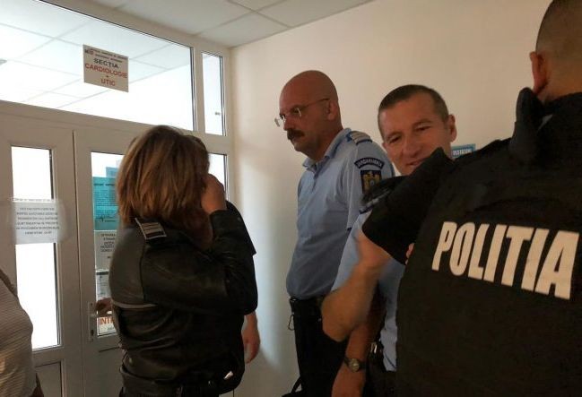 Polițiștii s-au echipat cu veste antiglonț înainte de intervenție (fotomonitorulbt.ro)