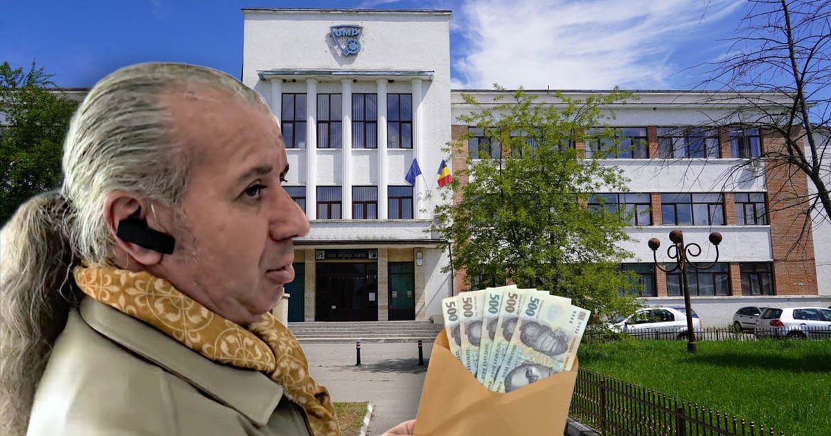 Colaj cu un carbat in geaca bej si fular galben la gat, cu un plic de bani in mama si in fundal o cladire inconjurata de pomi