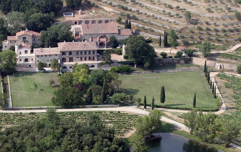 Ce CĂSOAIE AU! Aşa arată castelul în care stau Brad Pitt şi Angelina în Franţa! | FOTO