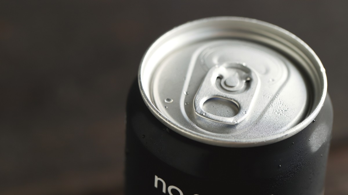 maginea este un prim-plan al părții superioare a unei doze de băutură de culoare neagră mată, pe care se poate citi clar inscripția albă "no sugar" (fără zahăr). Partea superioară metalică a dozei este acoperită de picături de condens, indicând faptul că băutura este rece.