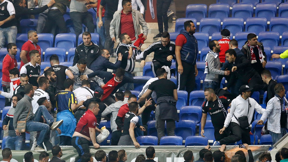 12 fani arestaţi după incidentele de la meciul Lyon - Beşiktaş