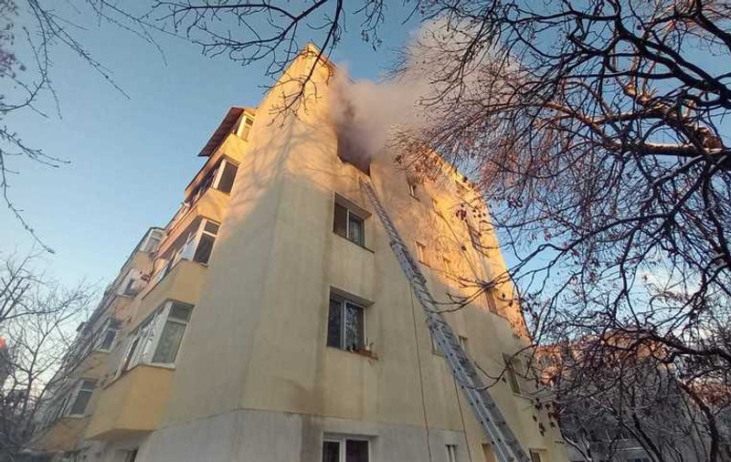 O femeie s-a aruncat de la etaj cu copilul de 5 luni în brațe, după ce apartamentul lor din Iași a luat foc