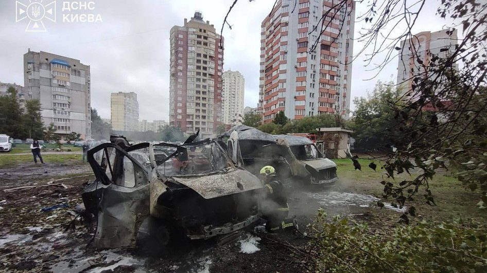 Kiev. Mașini incendiate după ce au fost lovite de drone rusești Sursa foto: Profimedia