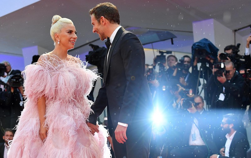 VIDEO | Lady Gaga, supriză uriaşă la concertul din Las Vegas. L-a adus pe Bradley Cooper pe scenă