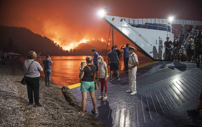 Insula Evia, tăiată în două de incendiile devastatoare, în vreme ce premierul Greciei deplânge „o vară de coșmar”