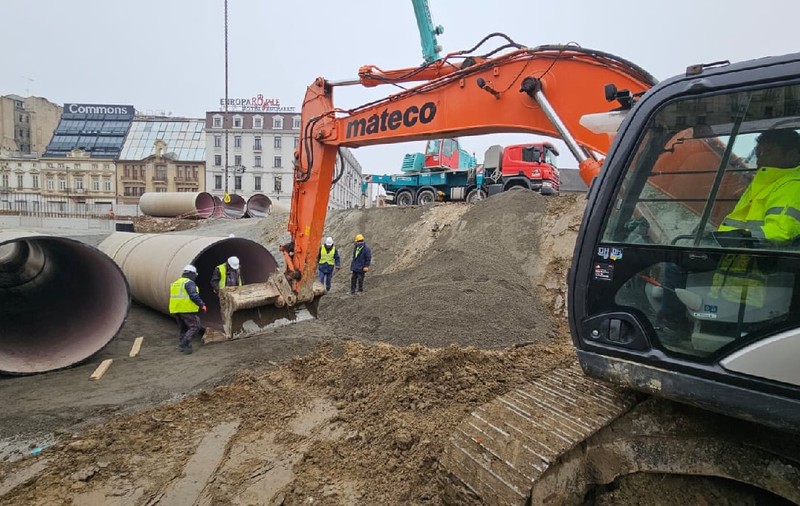 Ce fac conductele de preaplin, țevile cât un om care se montează sub planșeul de la Piața Unirii, în București