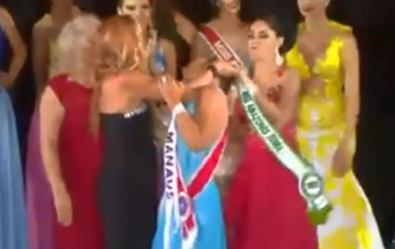 Scandal la un concurs de miss! O concurentă supărată i-a smuls corona câștigătoarei | VIDEO