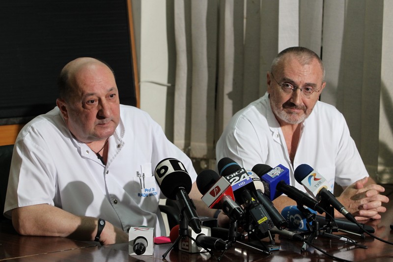 Prof.dr. Radu Macovei (S), managerul spitalului Floreasca, si prof. dr. Ioan Lascar (D), seful Departamentului de chirurgie plastica de la Spitalul Floreasca, sustin o conferinta de presa privind evolutia postoperatorie a fostului premier Adrian Nastase, in Bucuresti, vineri, 22 iunie 2012. Adrian Nastase a incercat sa se sinucida, miercuri, 20 iunie, impuscandu-se cu un pistol in gat, dupa ce fusese condamnat definitiv la doi ani de detentie in dosarul "Trofeul calitatii". SILVIU MATEI / MEDIAFAX FOTO