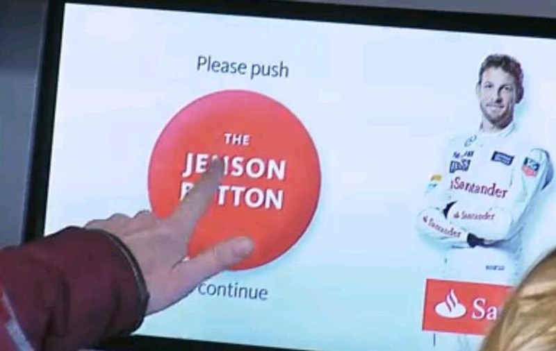 VIDEO / Clienţii unei bănci au avut o mare surpriză când au folosit bancomatul. ”Apasă pe Button!”