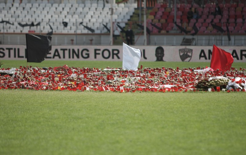 Sicriul cu trupul lui Patrick Ekeng, depus pe stadionul Dinamo. Soţia lui e împietrită de durere