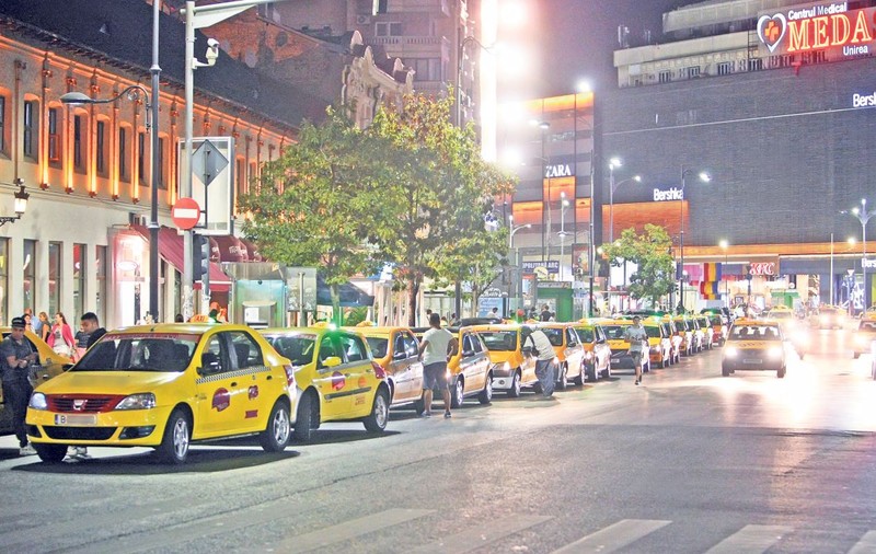 Aveţi grijă în ce taxiuri vă urcaţi! Tot mai mulţi călători şi şoferi de la firme autorizate, victime ale unei noi practici a «piraţilor»