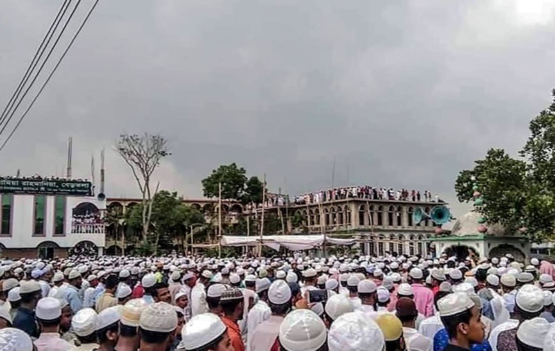 100.000 de persoane au sfidat restricțiile și s-au înghesuit la o înmormântare a unui lider religios, în Bangladesh