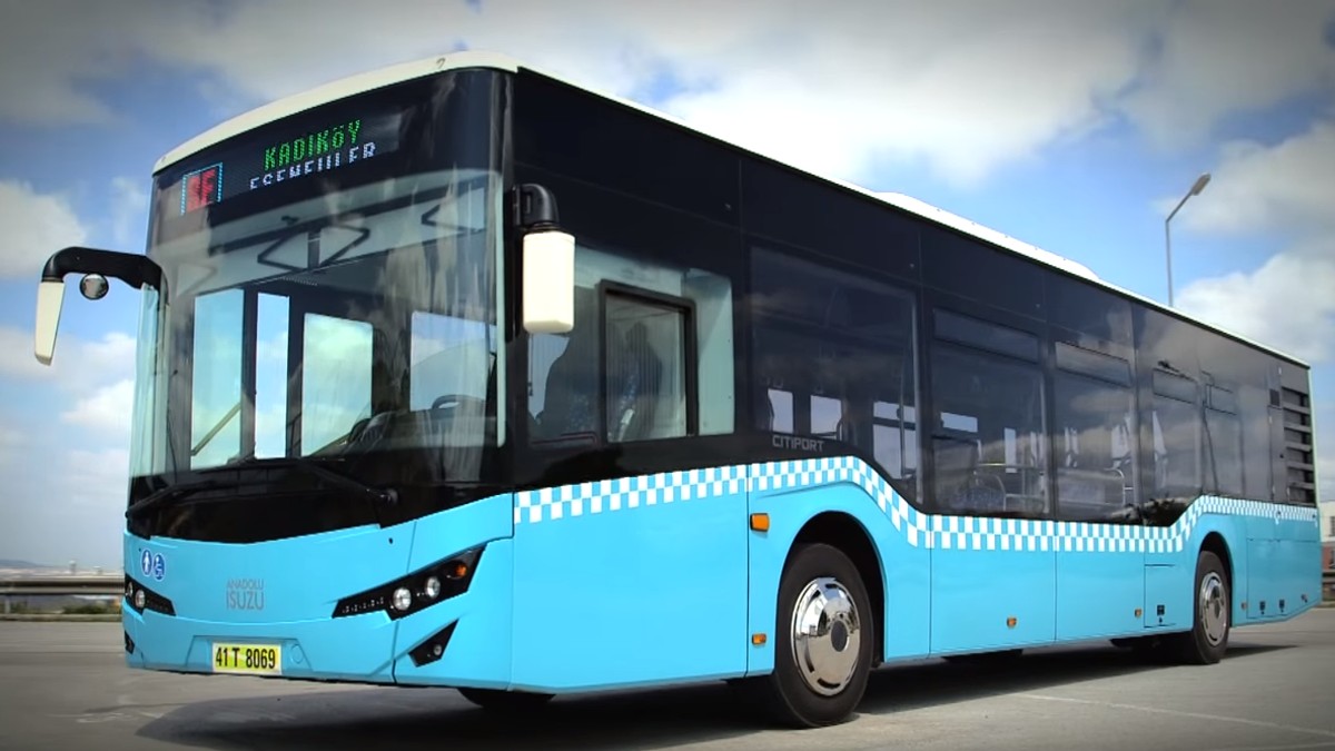 Primăria Târgu Mureș cumpără 41 de autobuze de la firma care i-a oferit cel mai mare preț: 190.000 de euro bucata. Autobuz Isuzu Citiport, de culoare turcoaz