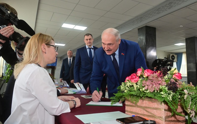 Belarusul a votat abandonarea statutului de ţară non-nucleară și poate găzdui armele nucleare ale Rusiei