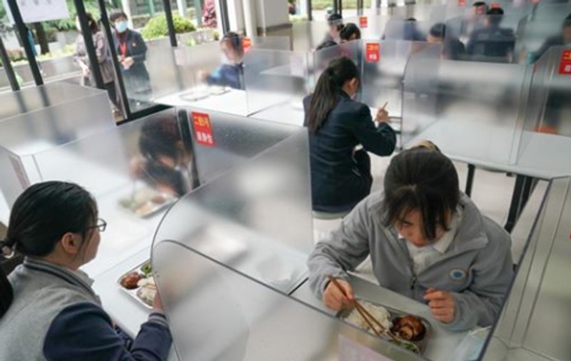 Prânzul din spatele unor pereți despărțitori. Cum arată o masă servită în noile condiții de distanțare socială la Shanghai