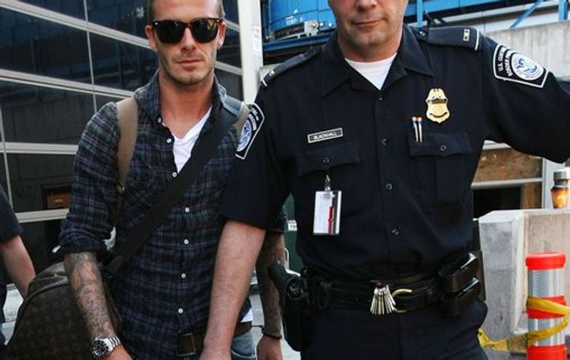 Foto / Beckham, escortat de poliţişti